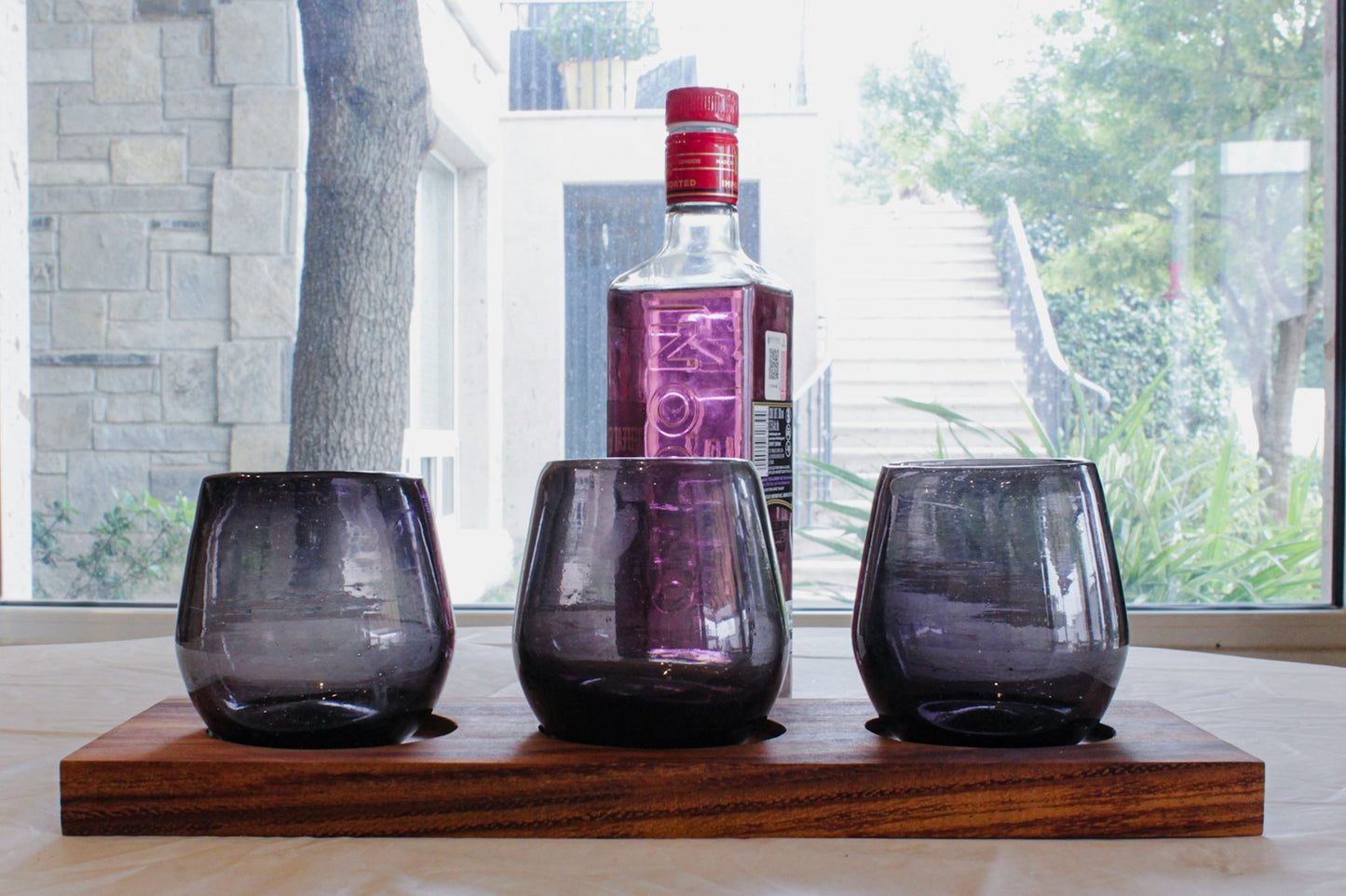3 vasos para whiskey de vidrio soplado de 14oz (414ml) color humo con base de madera parota