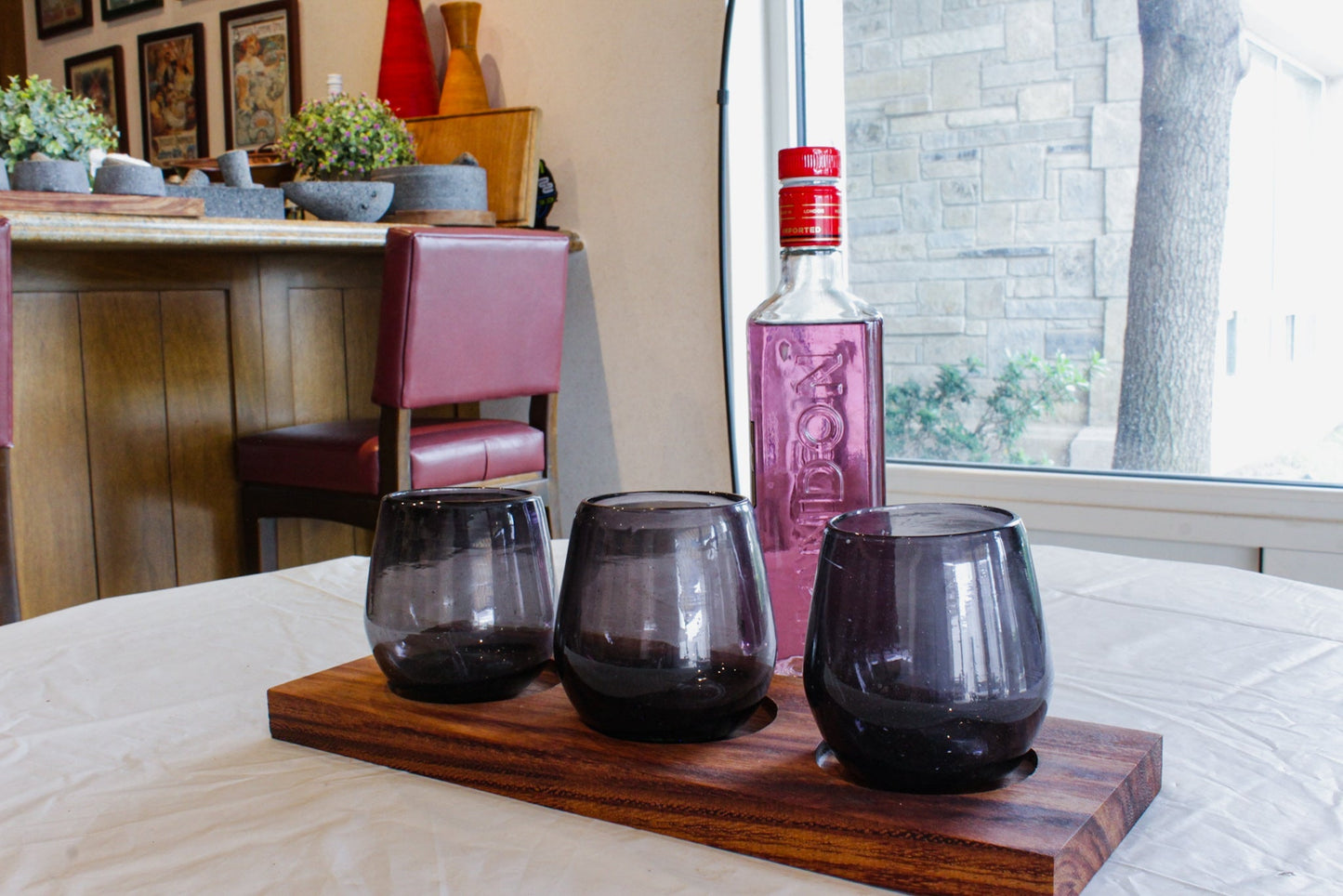 3 vasos para whiskey de vidrio soplado de 14oz (414ml) color humo con base de madera parota