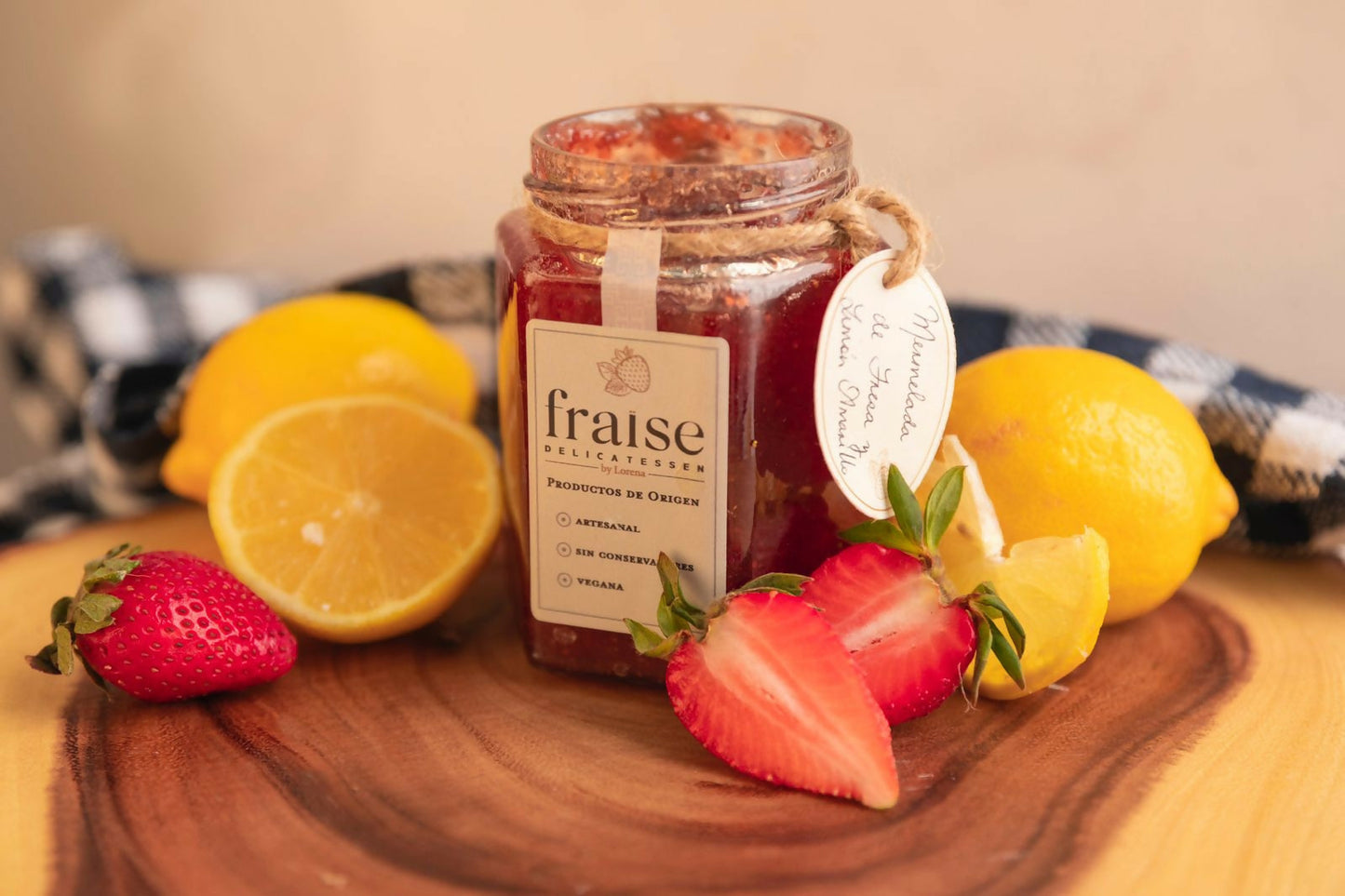 Mermelada de fresas y limón amarillo