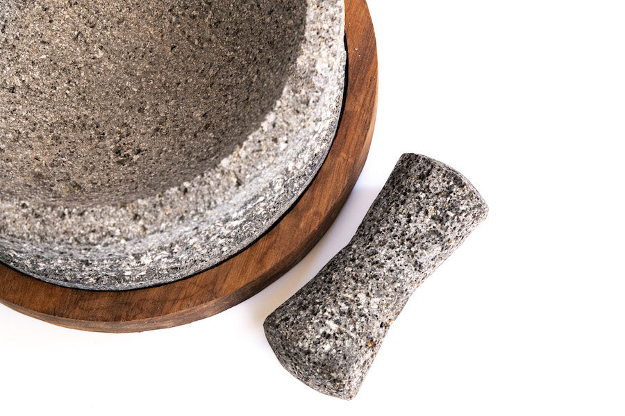 Molcajete Yolia Piedra Volcánica con diseño con base de Madera Parota 20 cm