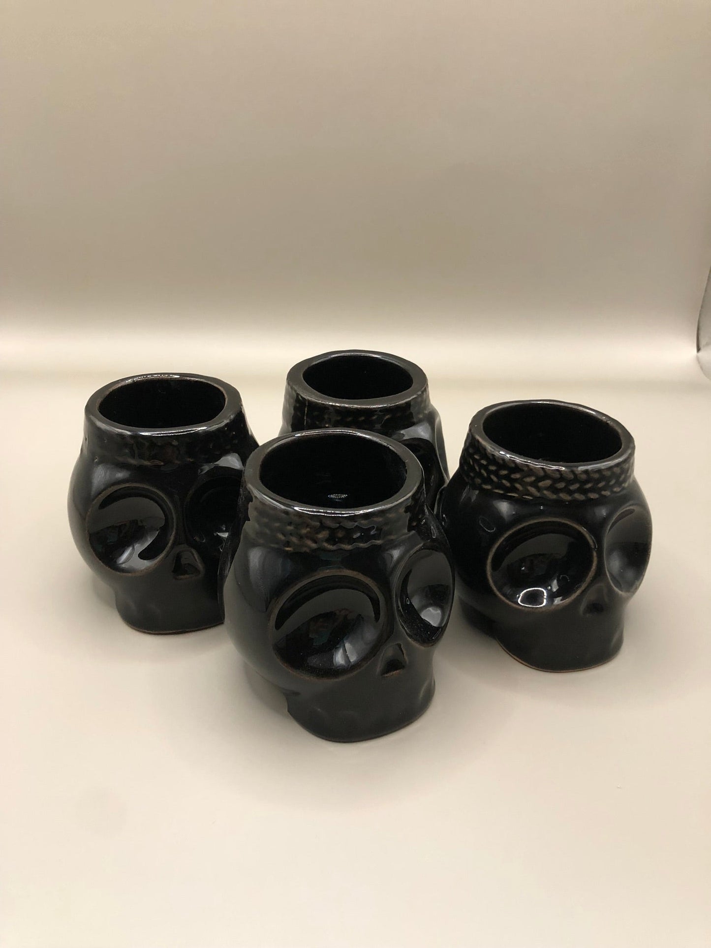 Set de 4 Vasos Mezcaleros/Tequileros en Forma de Calavera – Inspirados en el Folclore Mexicano