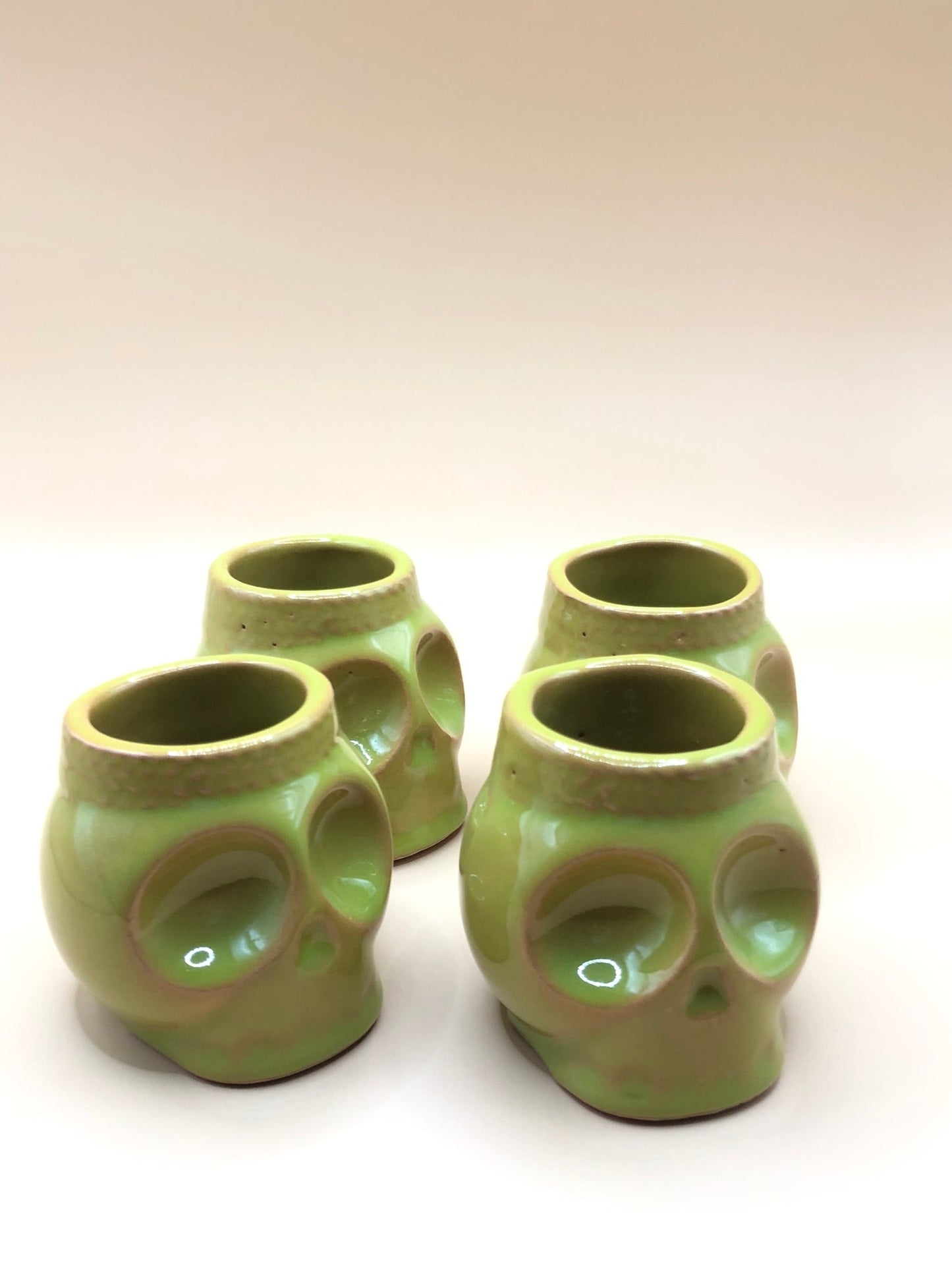 Set de 4 Vasos Mezcaleros/Tequileros en Forma de Calavera – Inspirados en el Folclore Mexicano