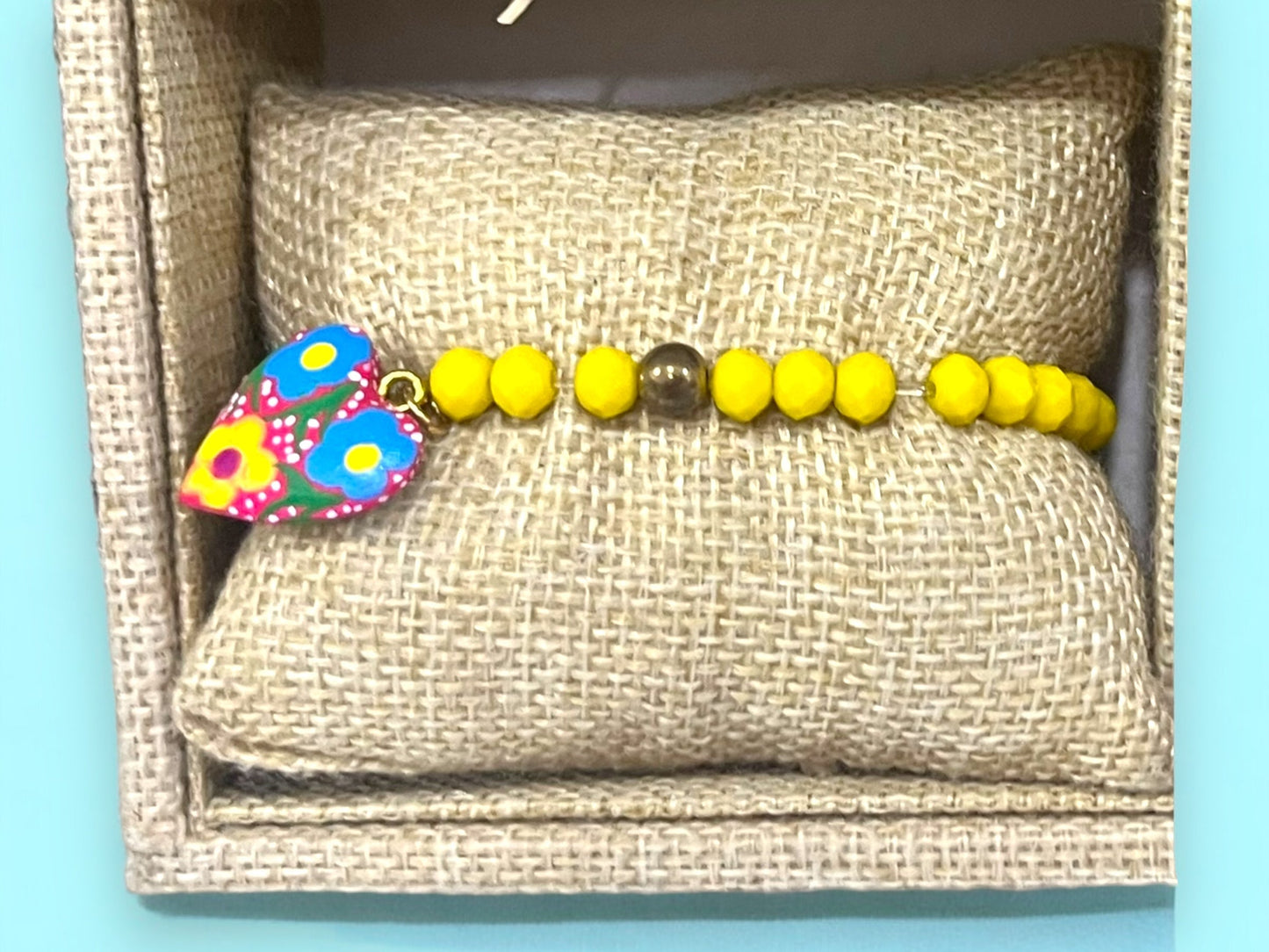 Pulsera con Dije de Corazón Florido Pintado a Mano