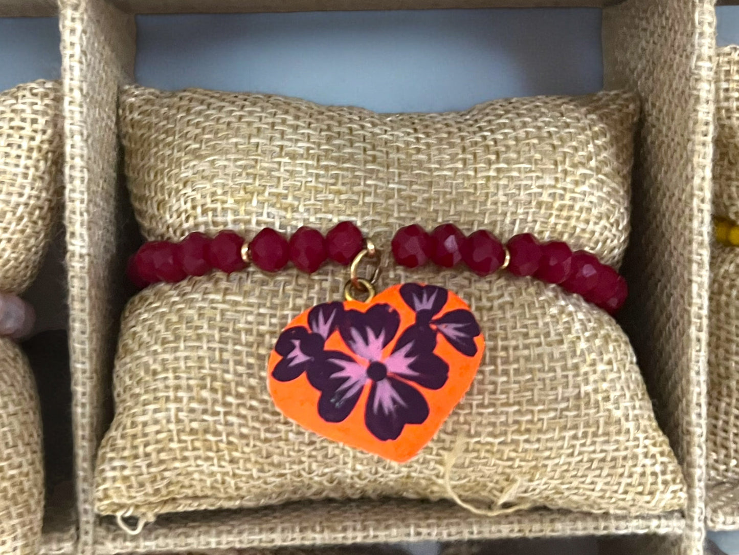 Pulsera de Cuentas Rojas con Dije de Corazón Pintado a Mano