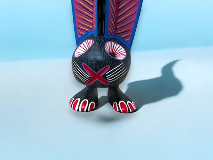 Alebrije de Conejo en Postura Invertida con Detalles Coloridos