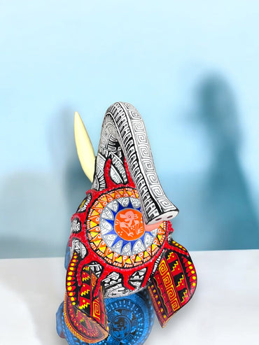 Alebrije de Elefante con Detalles Étnicos en Azul y Rojo