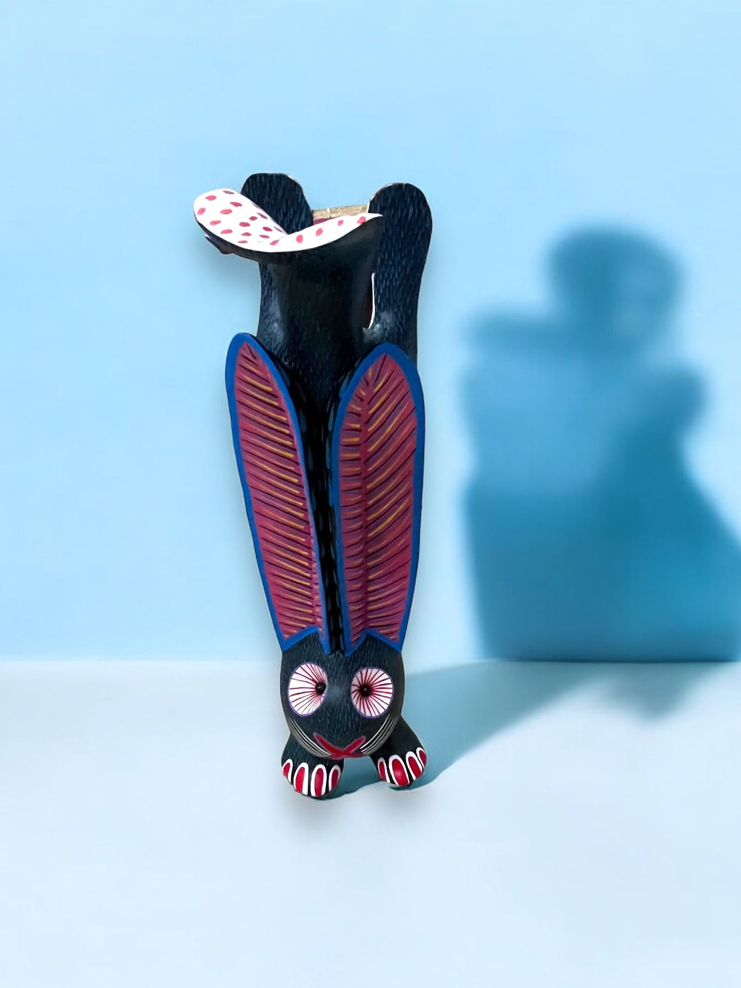 Alebrije de Conejo en Postura Invertida con Detalles Coloridos