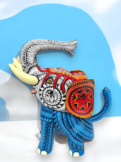 Alebrije de Elefante con Detalles Étnicos en Azul y Rojo