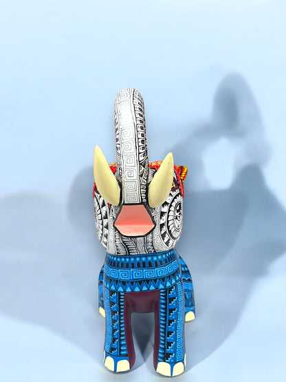 Alebrije de Elefante con Detalles Étnicos en Azul y Rojo