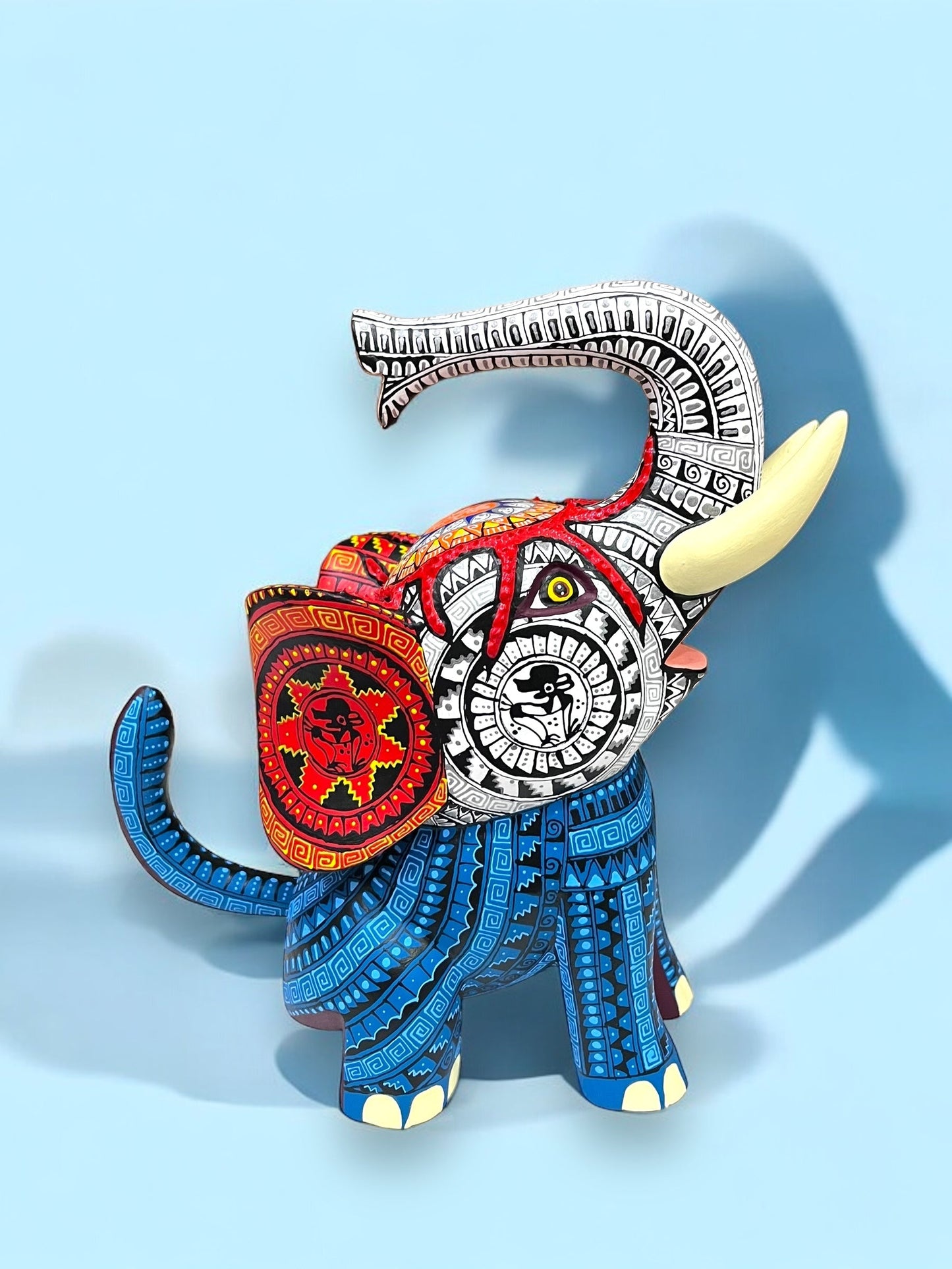 Alebrije de Elefante con Detalles Étnicos en Azul y Rojo