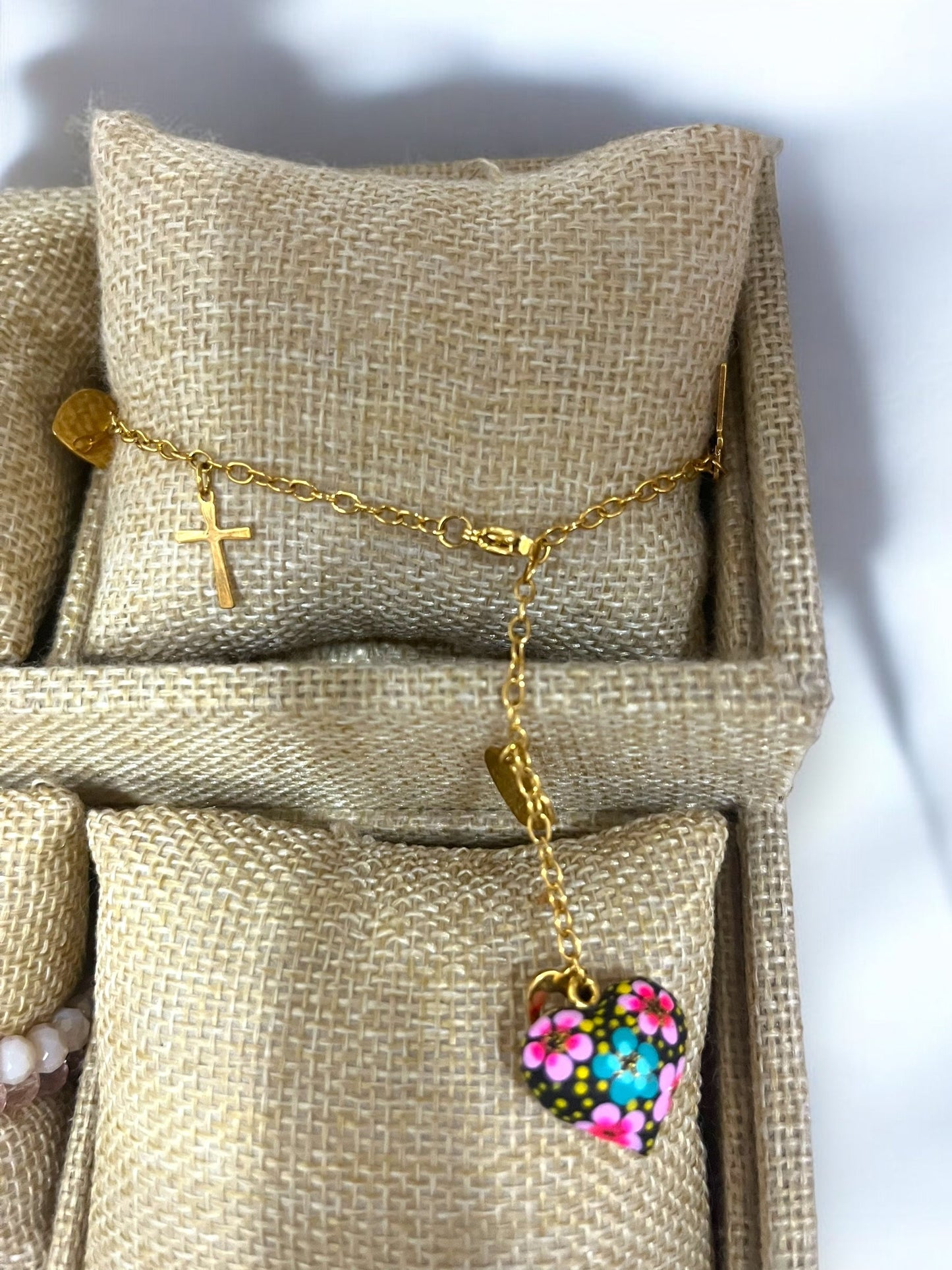 Pulsera de chapa de oro con Dijes de Cruz y Corazón Pintado a Mano