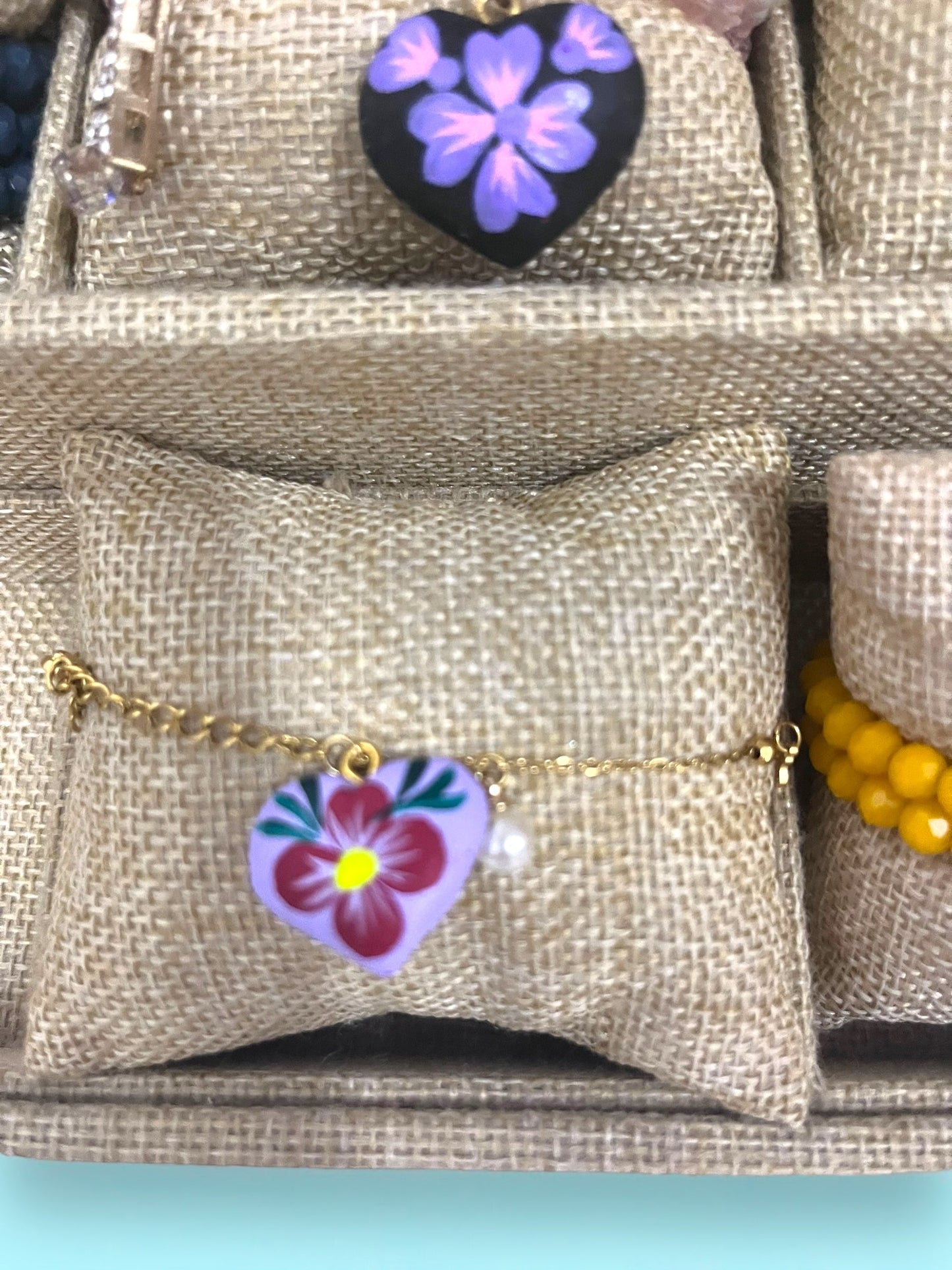 Pulsera de Cadena Dorada con Dije de Corazón Floral