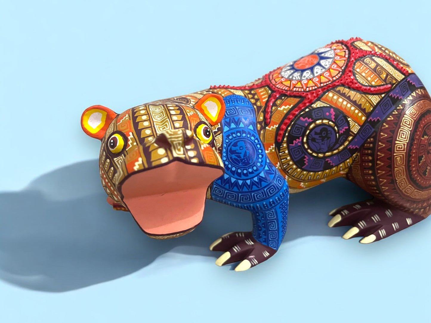 figura de madera de Nutria Alebrije con Pez