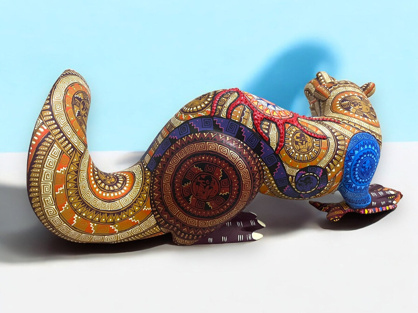 figura de madera de Nutria Alebrije con Pez