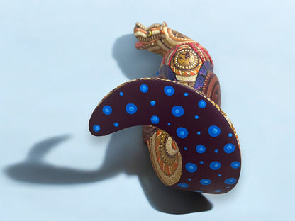 figura de madera de Nutria Alebrije con Pez