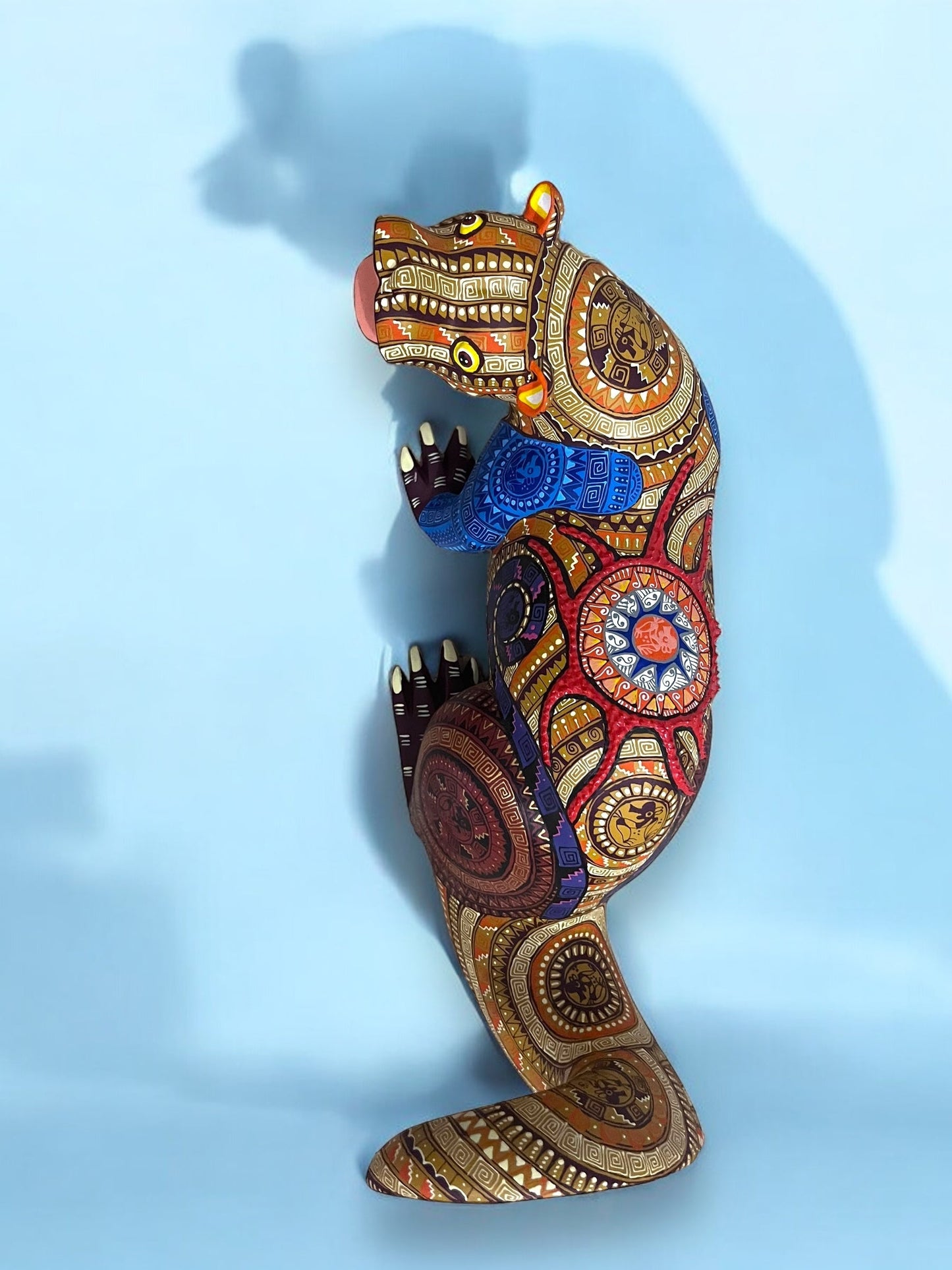 figura de madera de Nutria Alebrije con Pez