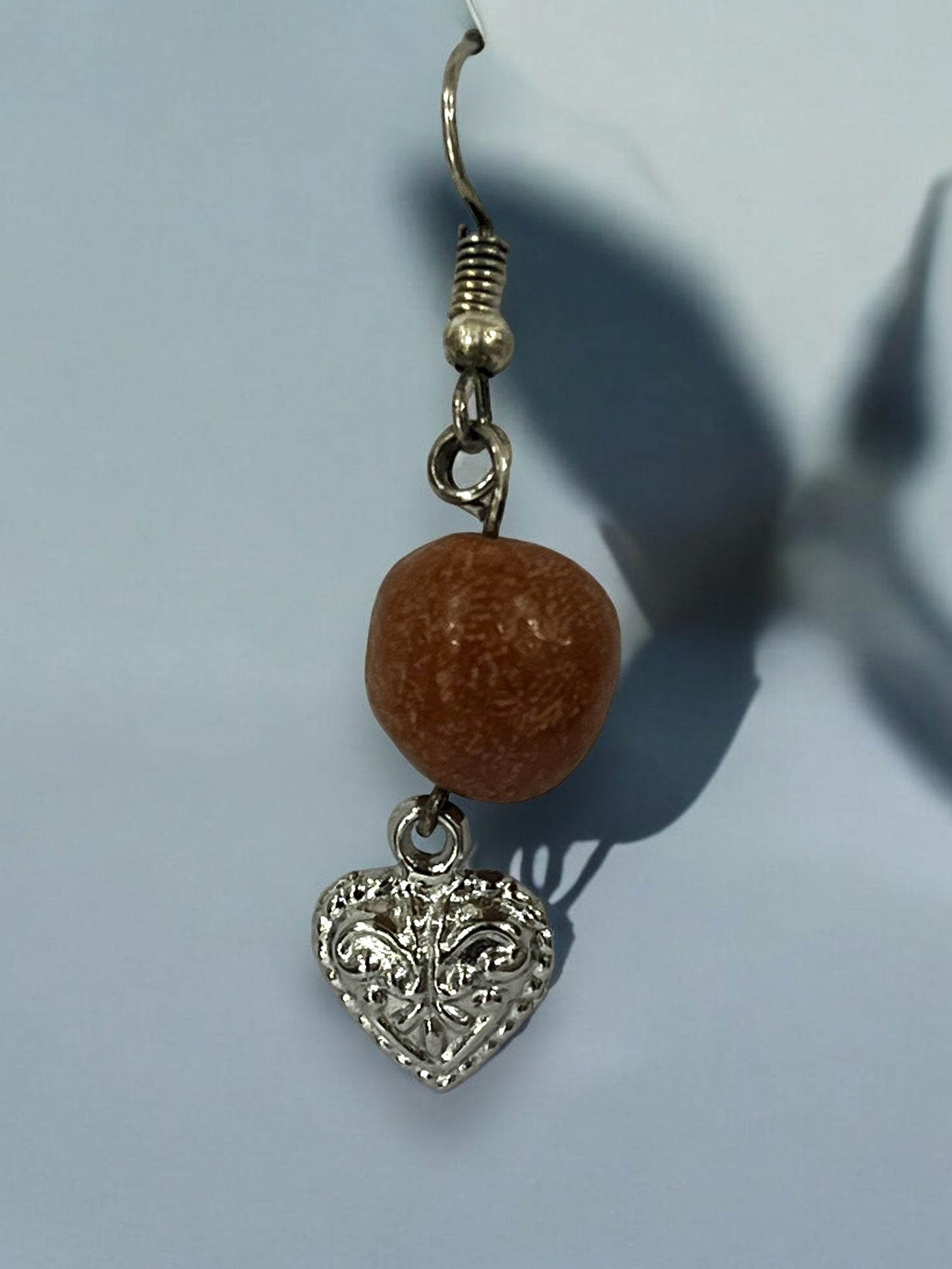 Aretes Colgante con Corazón Plateado y Cuenta de Madera