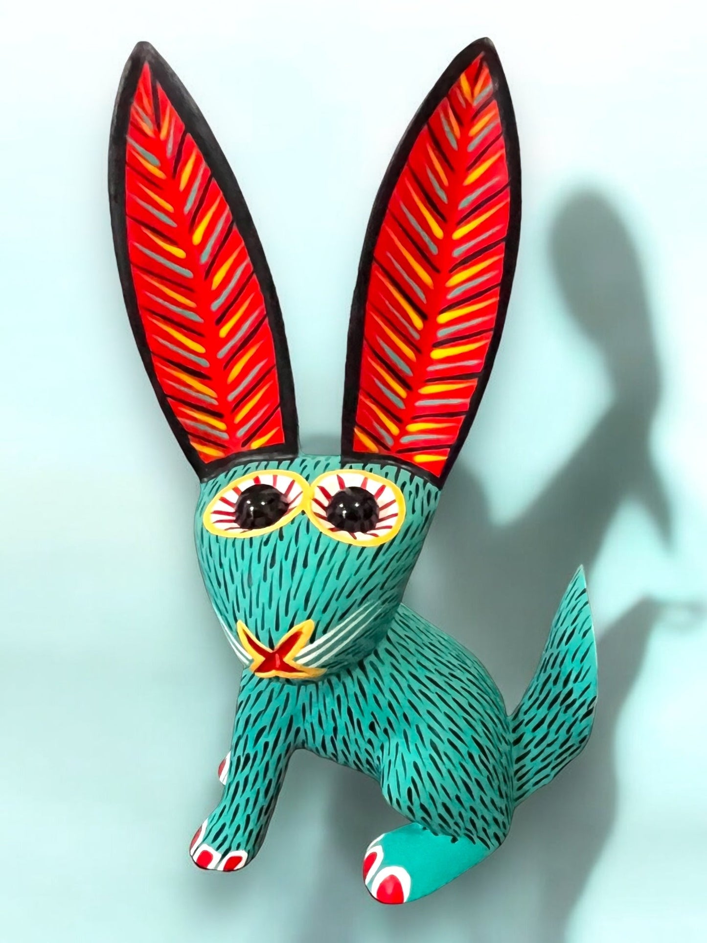 Alebrije de Conejo Verde con Orejas Largas Rojas