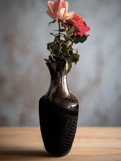 Hecho por Orden Hermosa Maceta de Barro Negro, Maceta Decorativa Florero hecho a mano en Oaxaca, barro negro 11 x 5.5 in