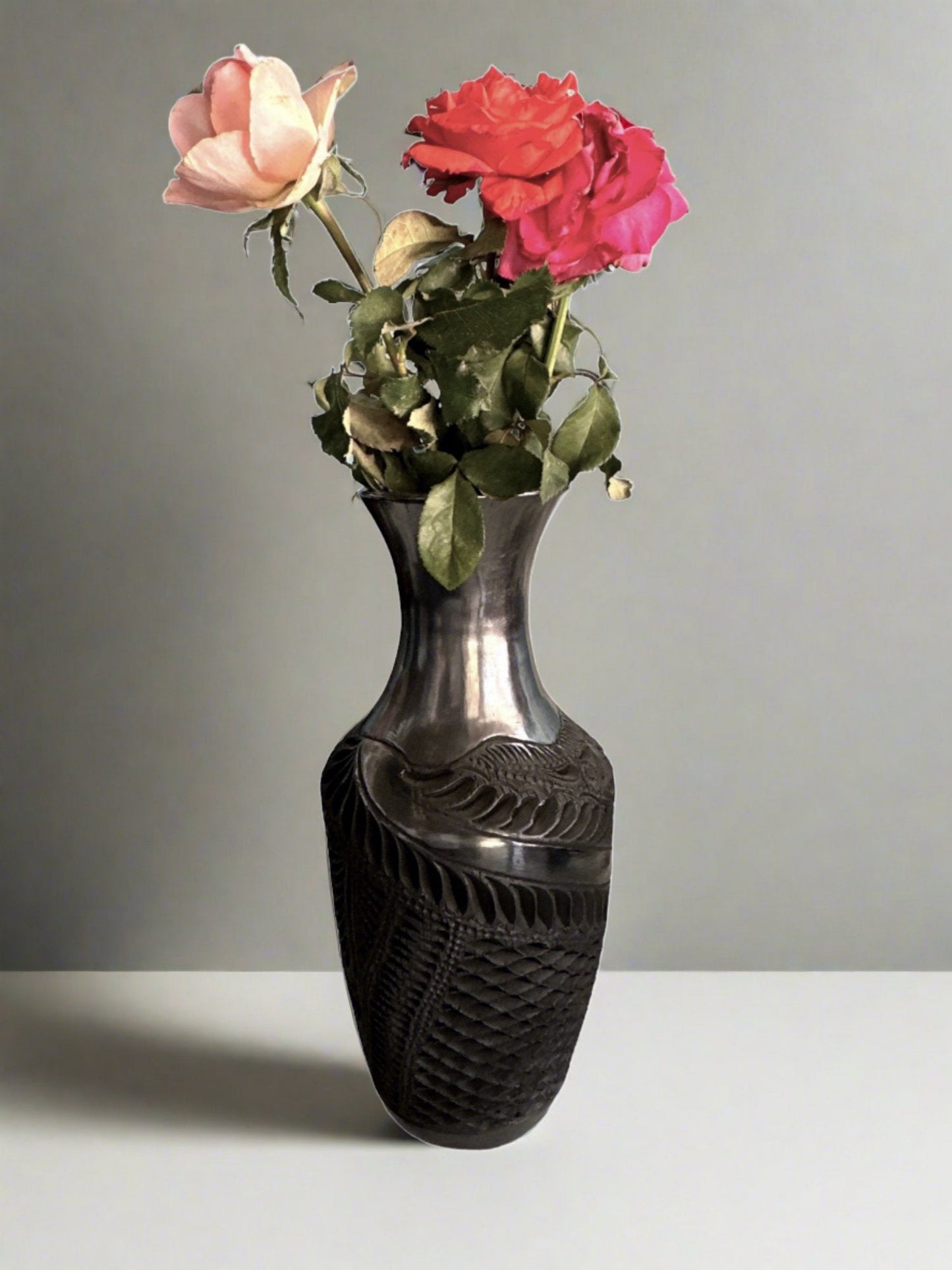 Hecho por Orden Hermosa Maceta de Barro Negro, Maceta Decorativa Florero hecho a mano en Oaxaca, barro negro 11 x 5.5 in
