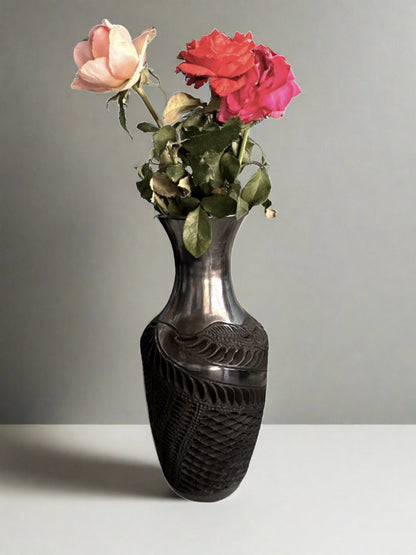 Hecho por Orden Hermosa Maceta de Barro Negro, Maceta Decorativa Florero hecho a mano en Oaxaca, barro negro 11 x 5.5 in