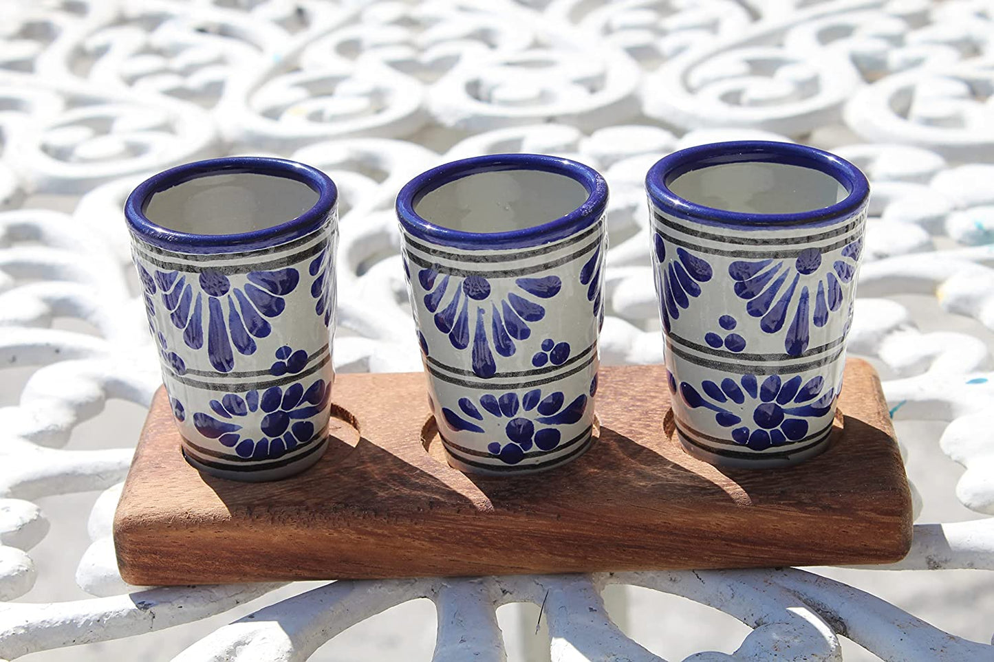 Juego de tres tequileros de talavera poblana de 2oz/59ml con base de madera parota personalizable