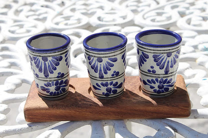 Juego de tres tequileros de talavera poblana de 2oz/59ml con base de madera parota personalizable